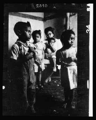 34.-African-American-mother-and-her-four-children-in-their-tenement-appartment