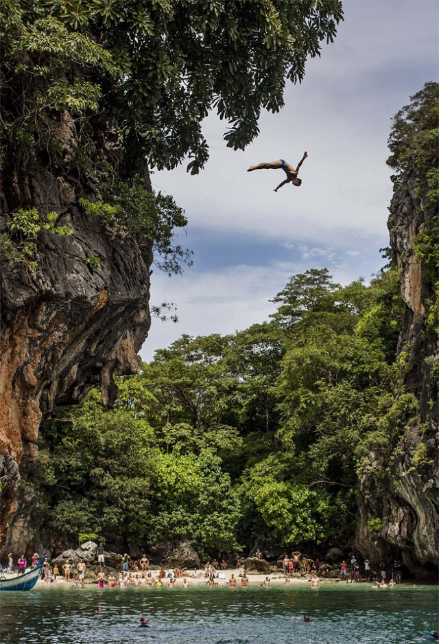 Red-Bull-Cliff-Diving-2013-in-Thailand9-640x938