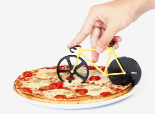 fixie-pizza-cutter-slices-with-bike-wheels-designboom-081