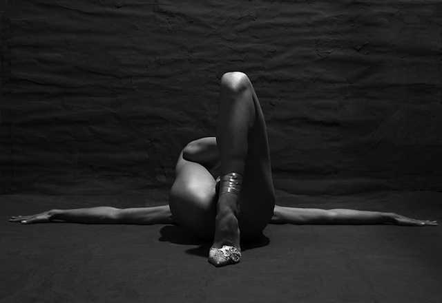 5-Black-and-white-bodies-photography
